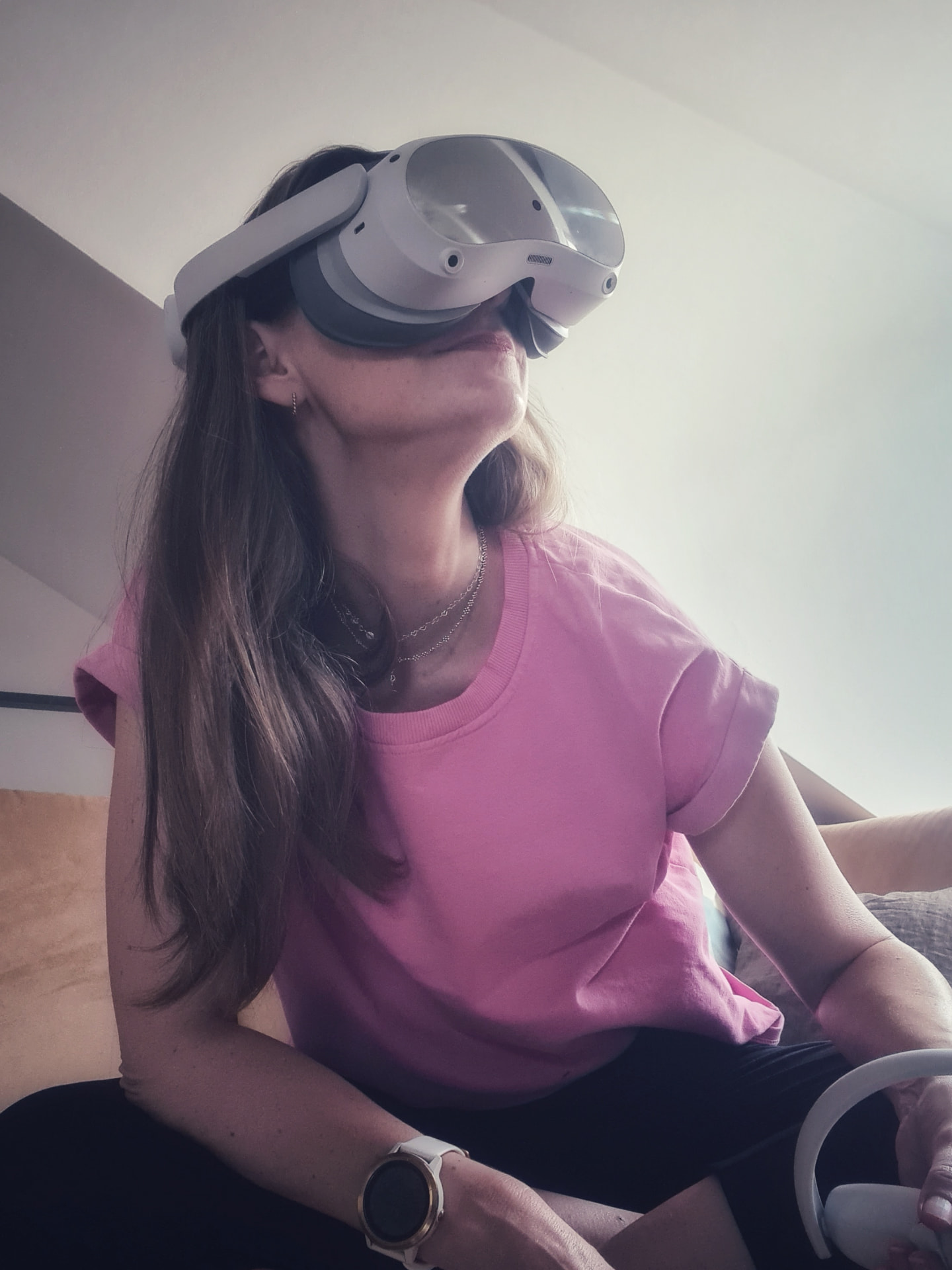 Carola Epple mit VR-Brille bei der Arbeit am eigenen Digital-Health-Produkt