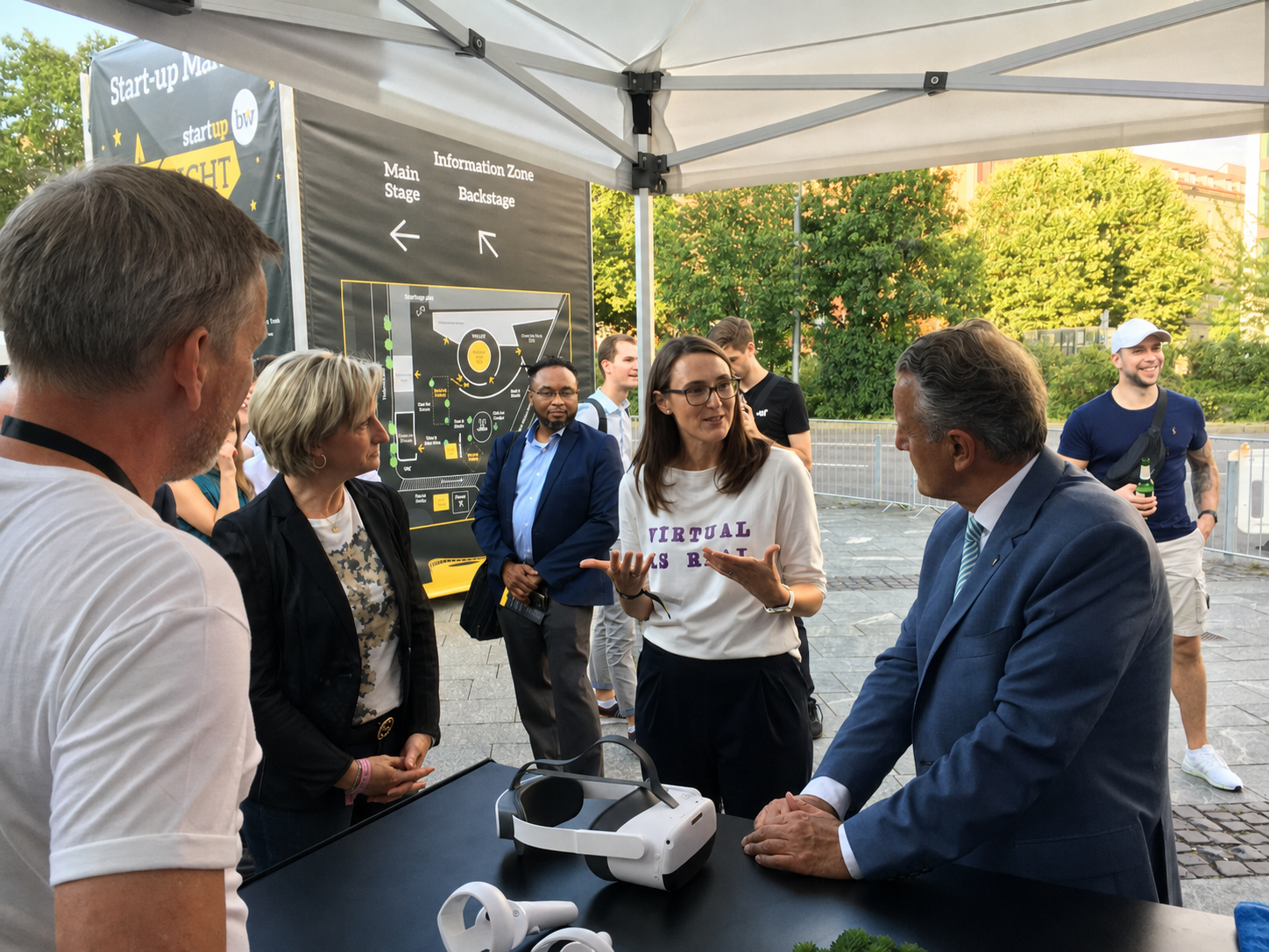 Carola Epple im Gespräch an einem Stand mit VR-Hardware bei einer Startup Night