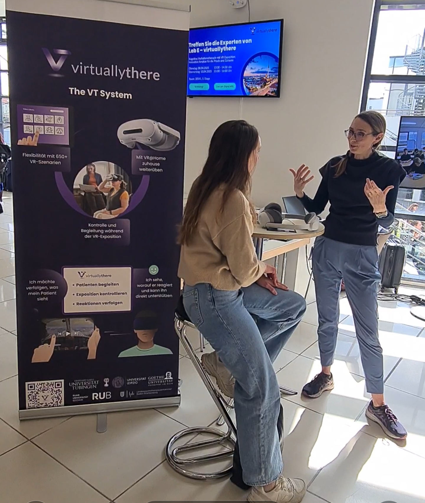 Carola Epple im Gespräch am virtuallythere-Stand beim Deutschen Psychotherapie Kongress 2025