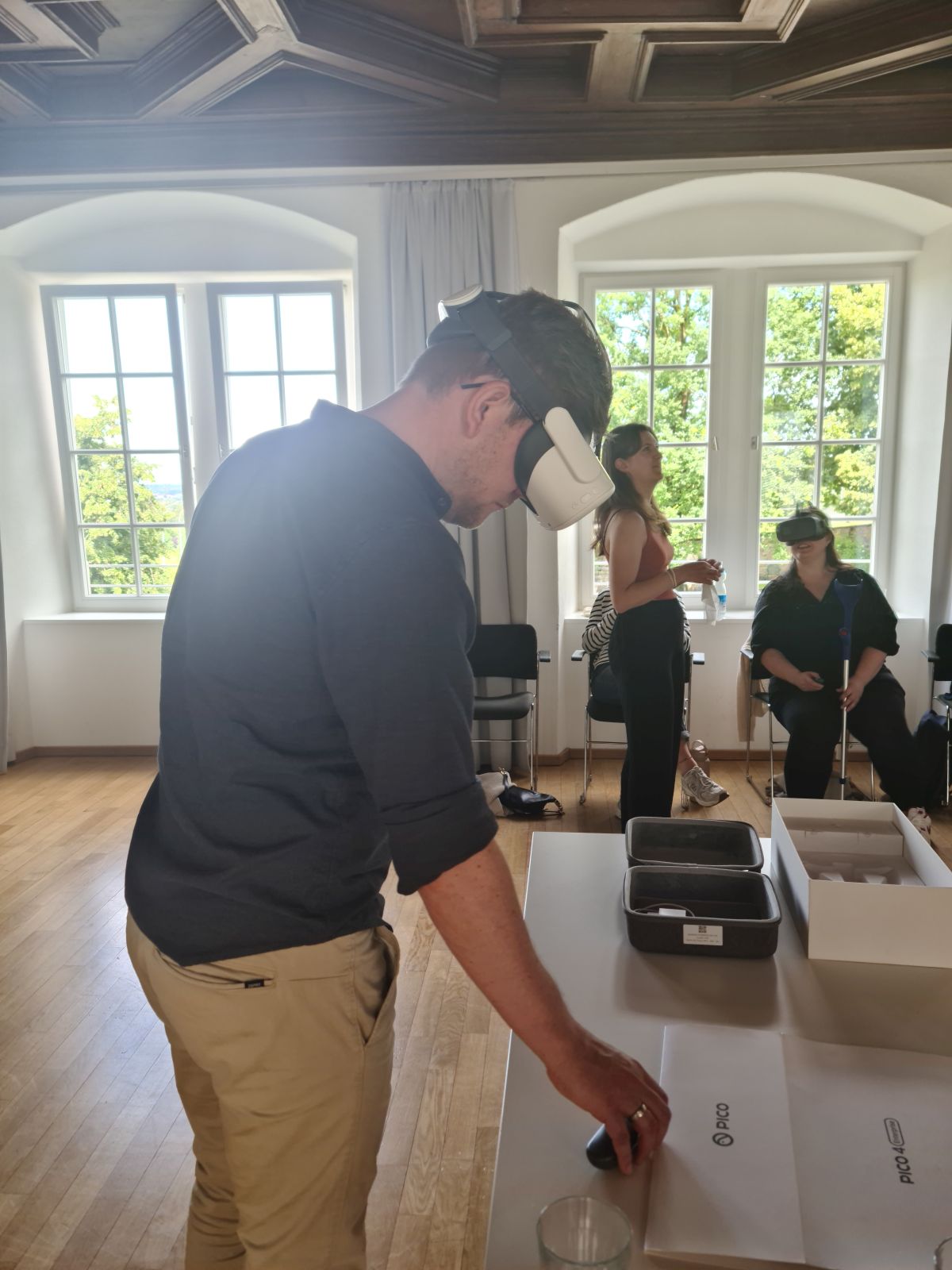 Anwender testen die VR-Anwendung von Lab E in einem Workshop